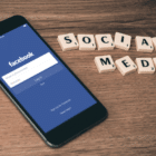 Facebook Ads Schriftzug neben einem Smartphone