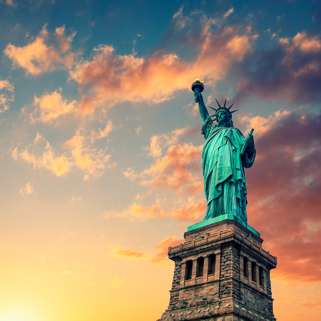 Die Freiheitsstatue in New York City bei Sonnenuntergang